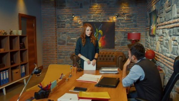 ¡Un aumento de sueldo para Defne! Revisa el momento de "Amor en Juego"
