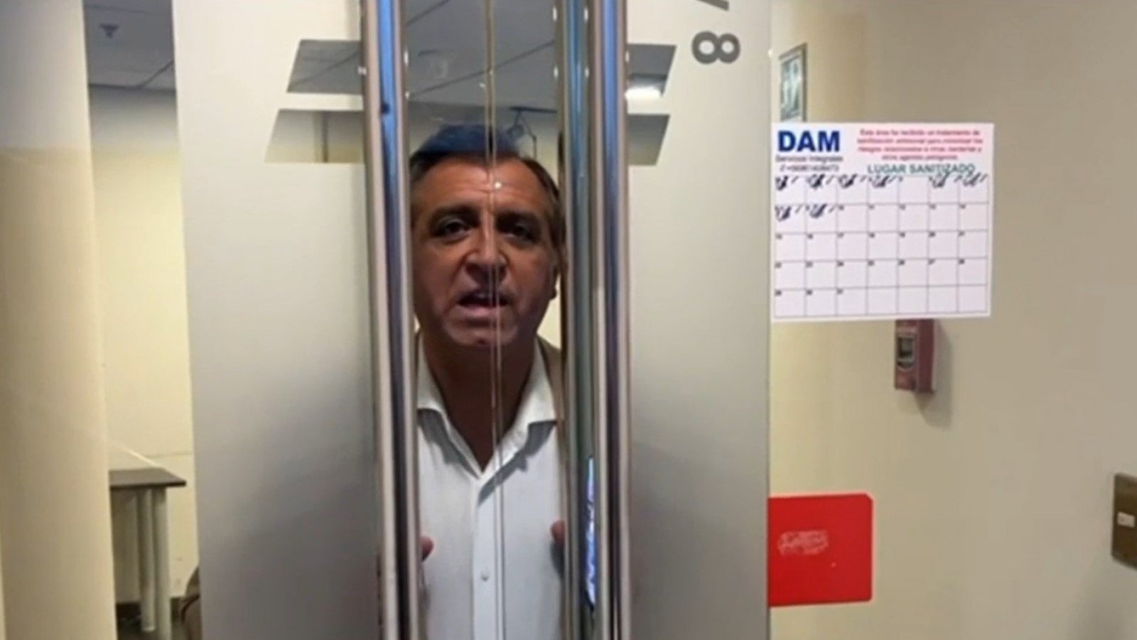 ¡Iván Torres se quedó encerrado en los camarines del canal!
