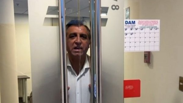 ¡Iván Torres se quedó encerrado en los camarines del canal!
