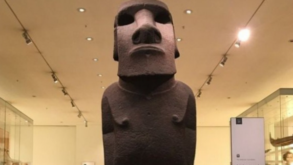 "Devuelvan el moai ahora": Museo Británico se vio obligado a limitar comentarios de Instagram por reclamos de chilenos
