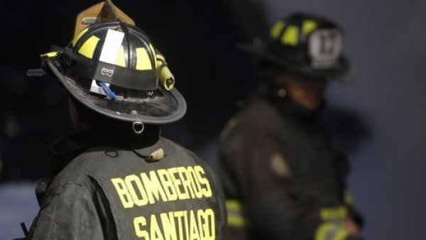 Bomberos combate incendio en local de venta de accesorios para auto en Santiago