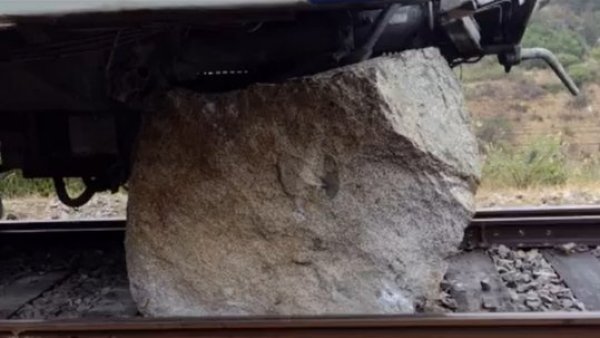 Pasajeros son evacuados del Metro de Valparaíso por rocas en la vía
