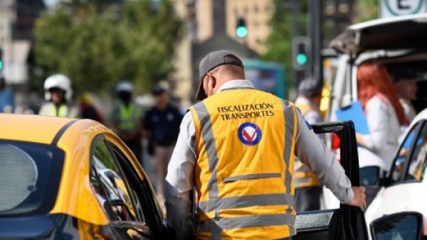 ¡Tiene 423 multas impagas! Conductor fue detenido en intensa fiscalización a taxis en Estación Central
