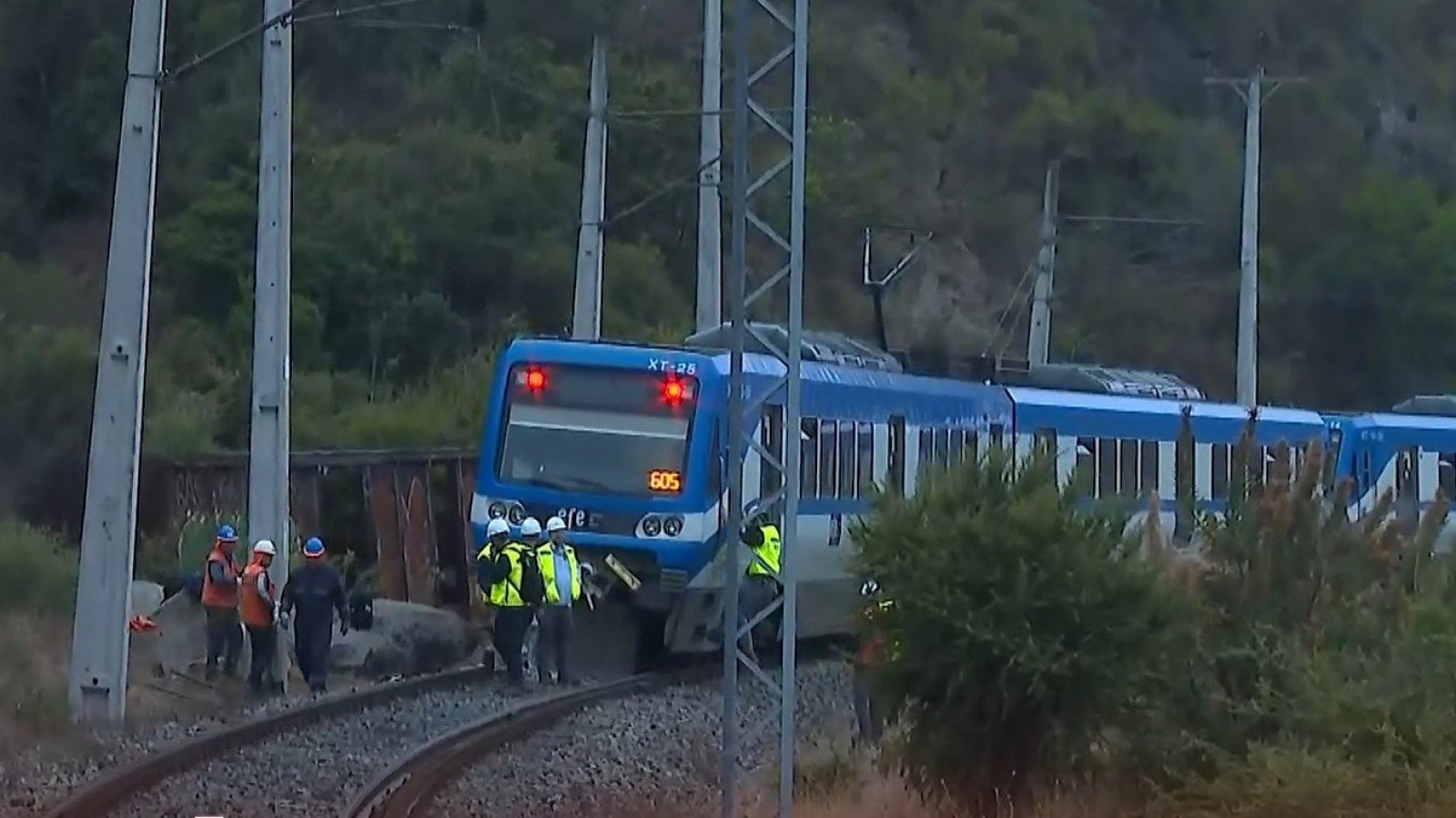 "No es primera vez": Los testimonios de pasajeros del metro de Valparaíso evacuados por rocas en la vía
