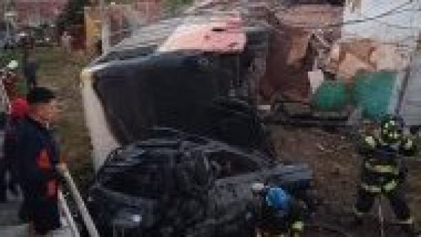 Microbús desbarranca en cerro Cárcel de Valparaíso: hay 15 heridos
