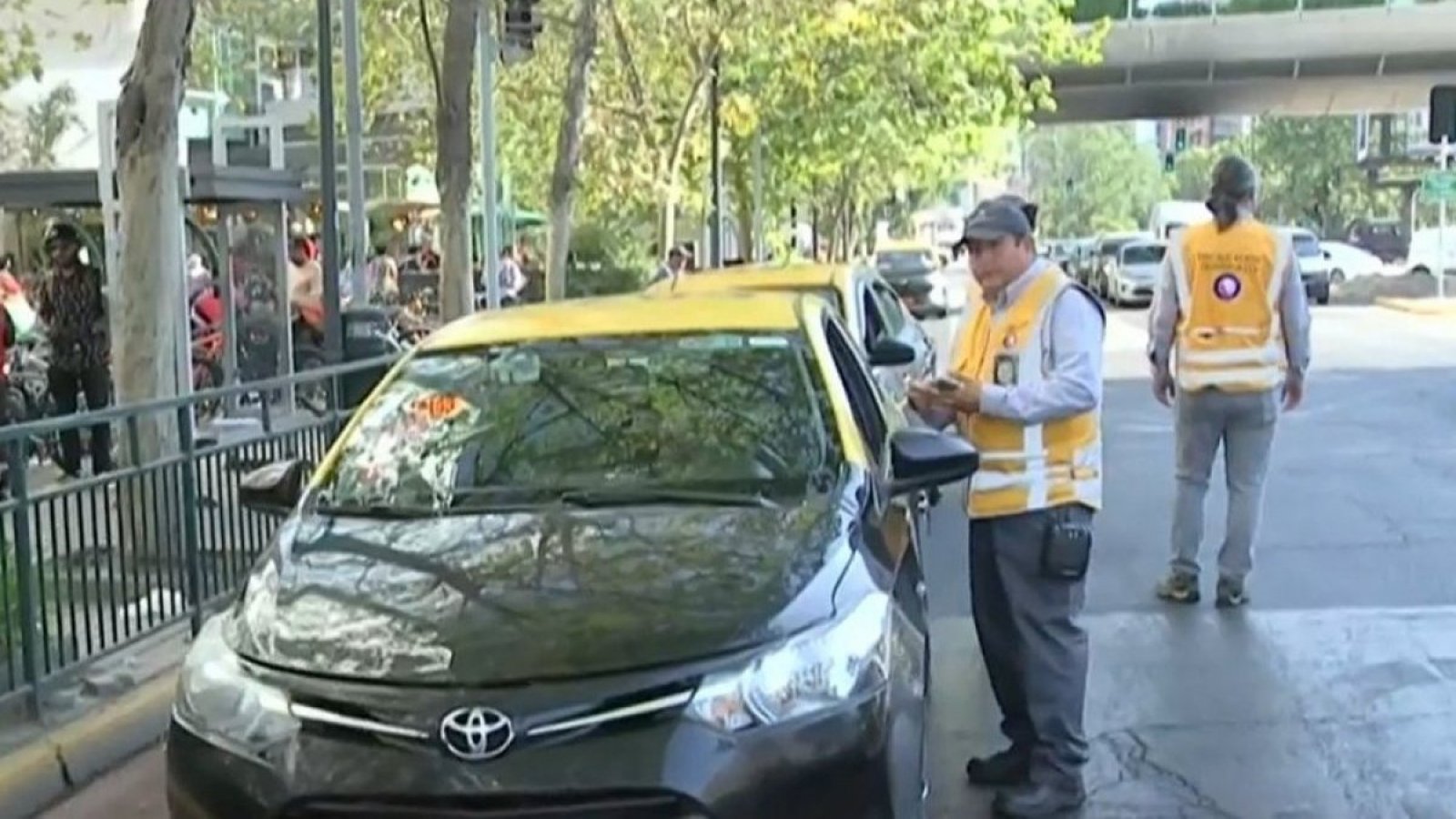 Nueva intensa fiscalización a taxistas y motos en sector del Costanera Center
