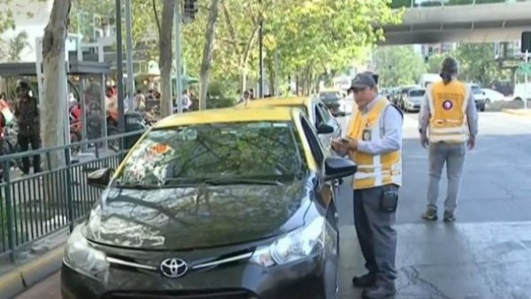 Nueva intensa fiscalización a taxistas y motos en sector del Costanera Center

