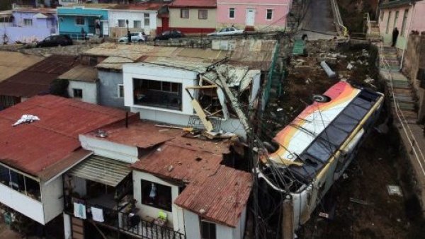 Amplían detención de chofer de bus que desbarrancó en cerro Cárcel de Valparaíso
