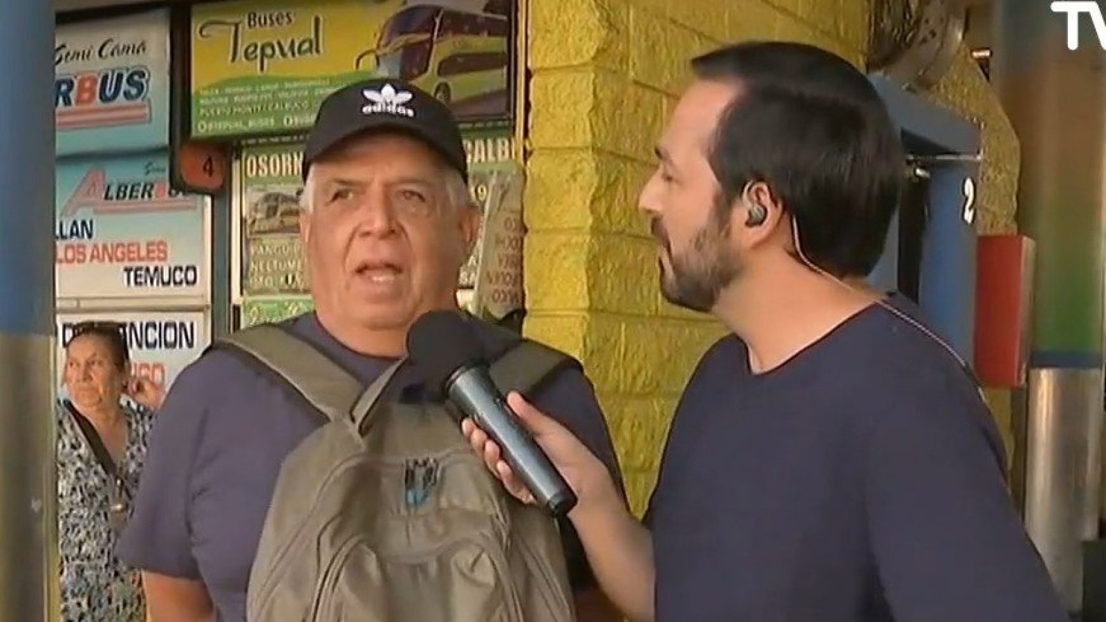 Armando, el viudo de verano más gracioso del terminal de buses

