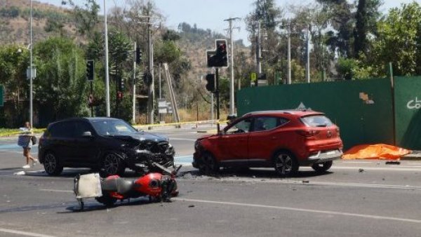 Motorista de delivery murió en choque con dos vehículos en Las Condes
