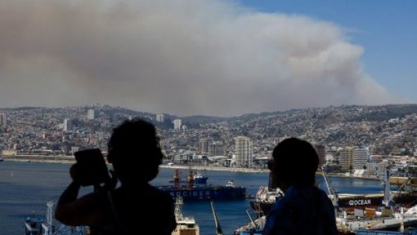 Suspenden tránsito en la Ruta 68 por incendio forestal en reserva Peñuelas