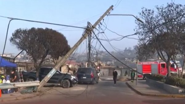 Peligroso poste de luz a punto de caer en zona siniestrada por incendios en Viña del Mar
