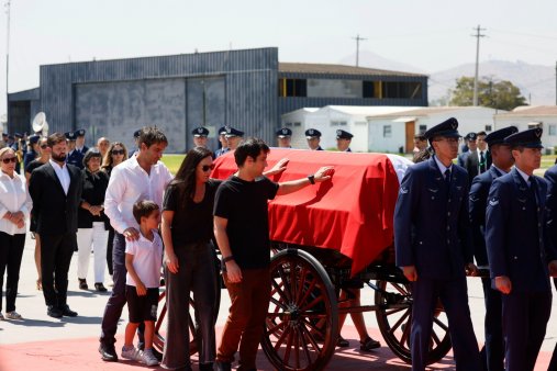 Familia del expresidente Piñera acompañan féretro en su llegada a Santiago
