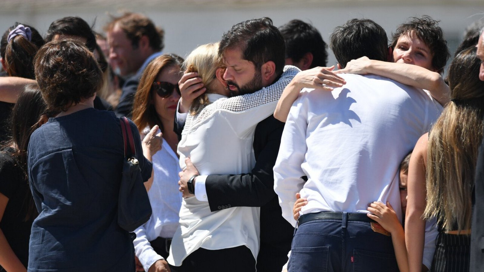 Presidente Boric entrega sus condolencias a la familia Piñera Morel
