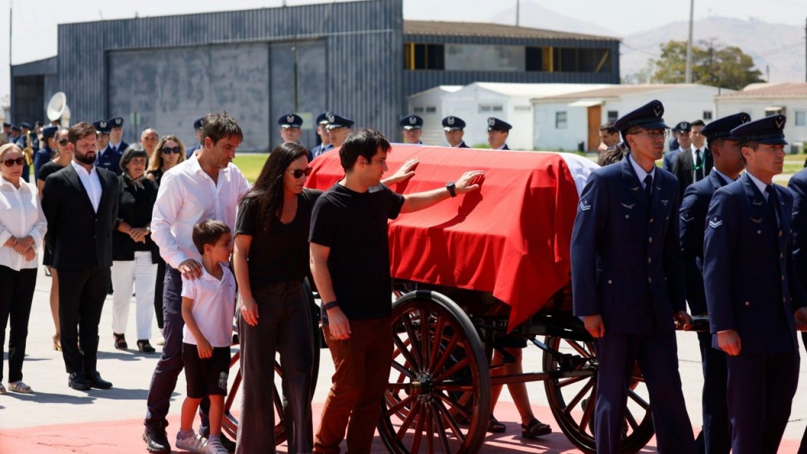 Familia del expresidente Piñera acompañan féretro en su llegada a Santiago
