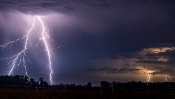 Aviso Meteorológico: posibles tormentas eléctricas para doce regiones del país

