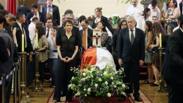 Ministros del Presidente Boric hacen guardia a expresidente Piñera

