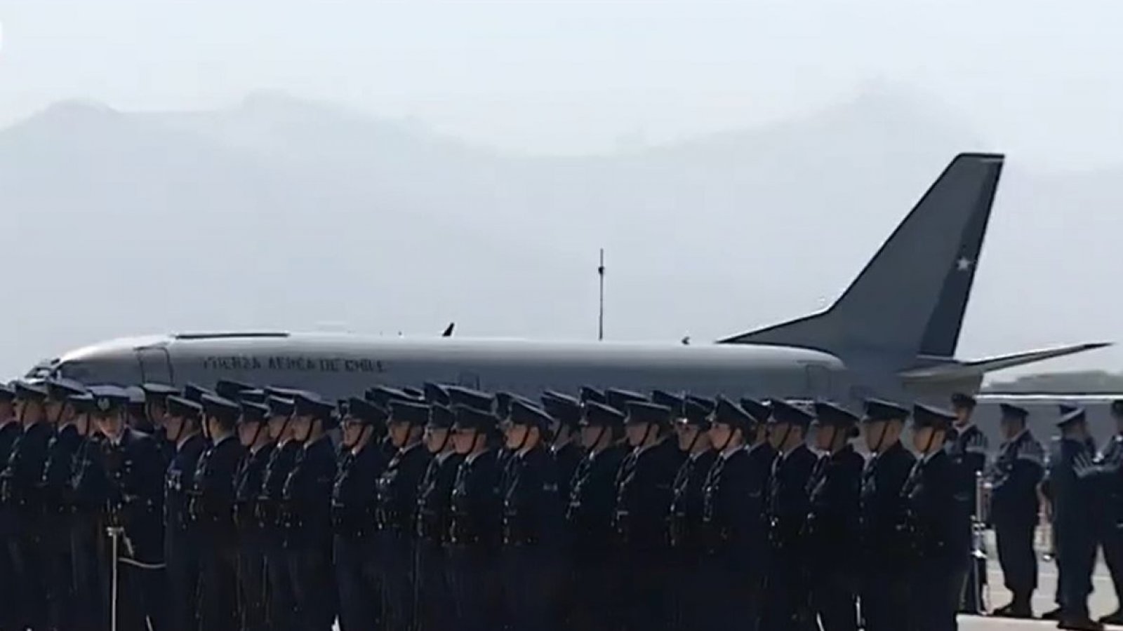 Llega avión con los restos del expresidente Sebastián Piñera al Grupo 10 de la FaCh
