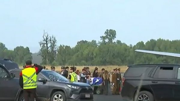 Las imágenes que marcaron la llegada del cuerpo del expresidente Piñera al aeródromo Pichoy
