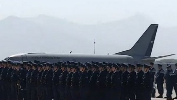 Llega avión con los restos del expresidente Sebastián Piñera al Grupo 10 de la FaCh
