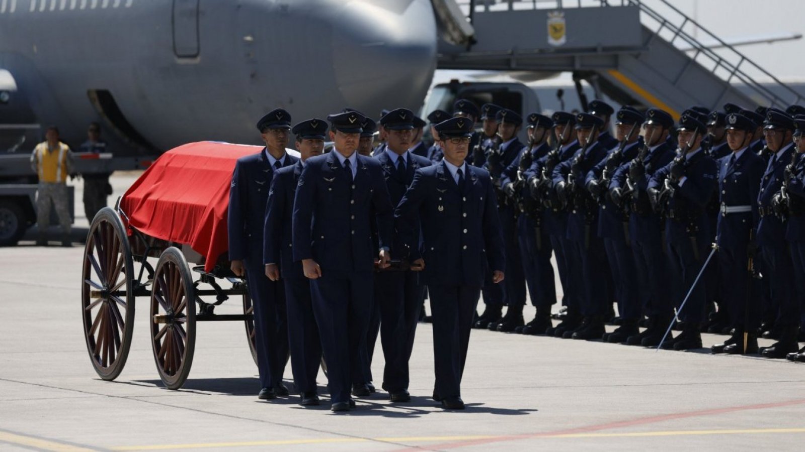 El emotivo homenaje de la Fuerza Aérea de Chile al expresidente Sebastián Piñera
