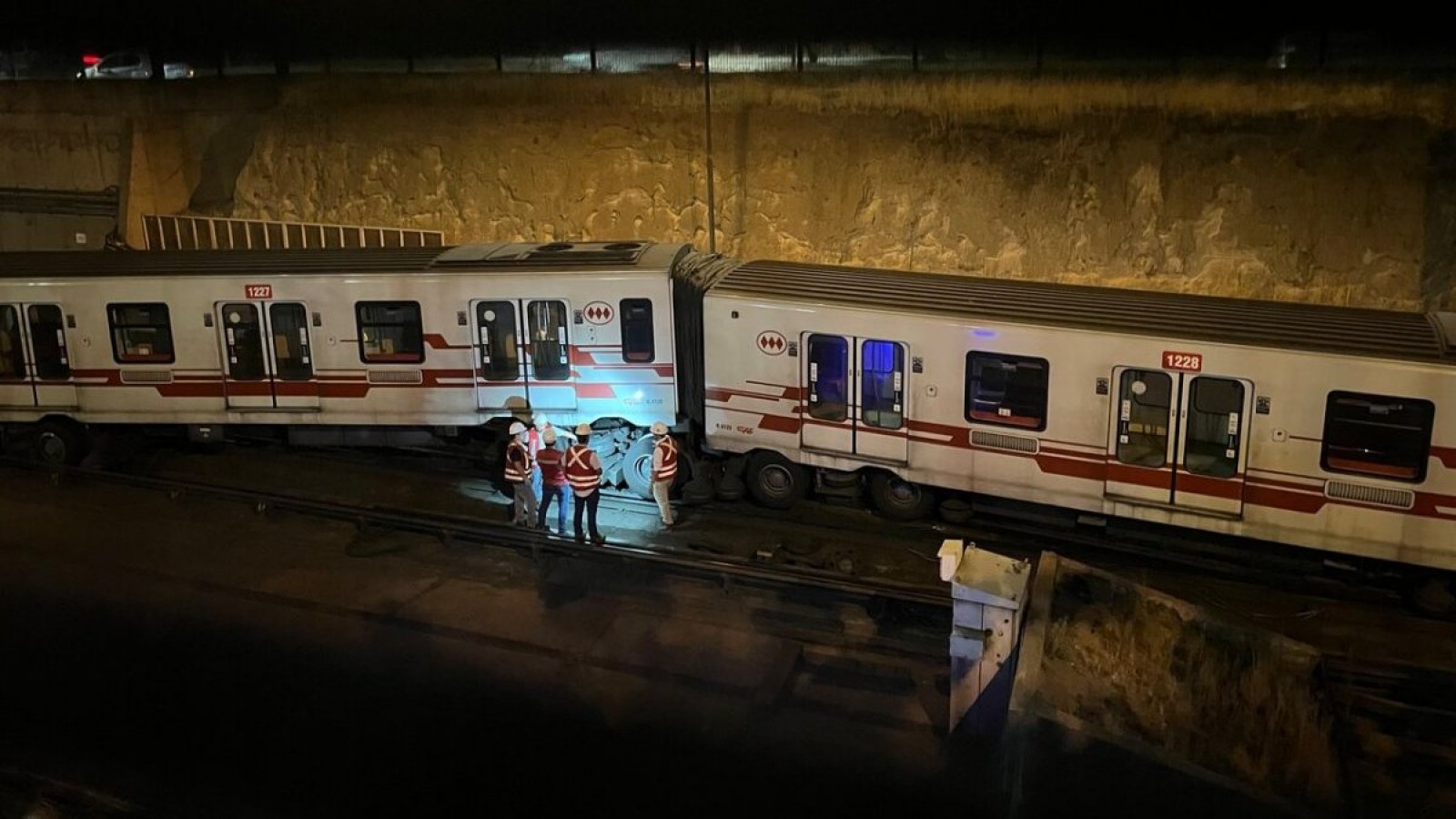¡Mucha atención! Metro de Santiago con servicio parcial por descarrilamiento de vagón
