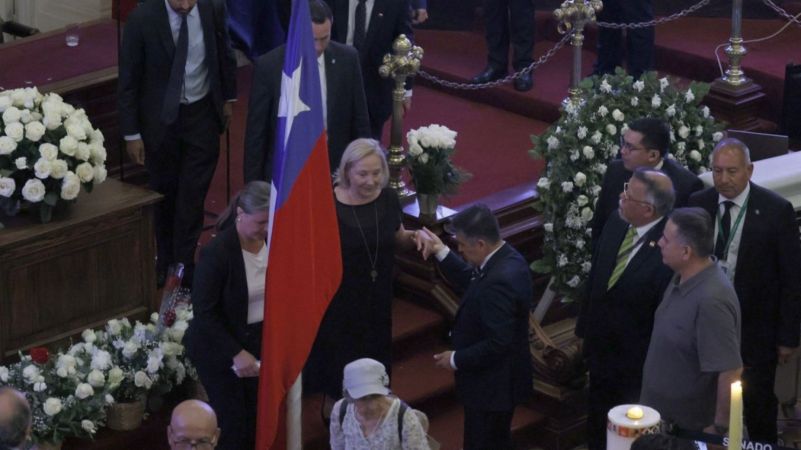 Cecilia Morel recibe emotivas condolencias de la ciudadanía
