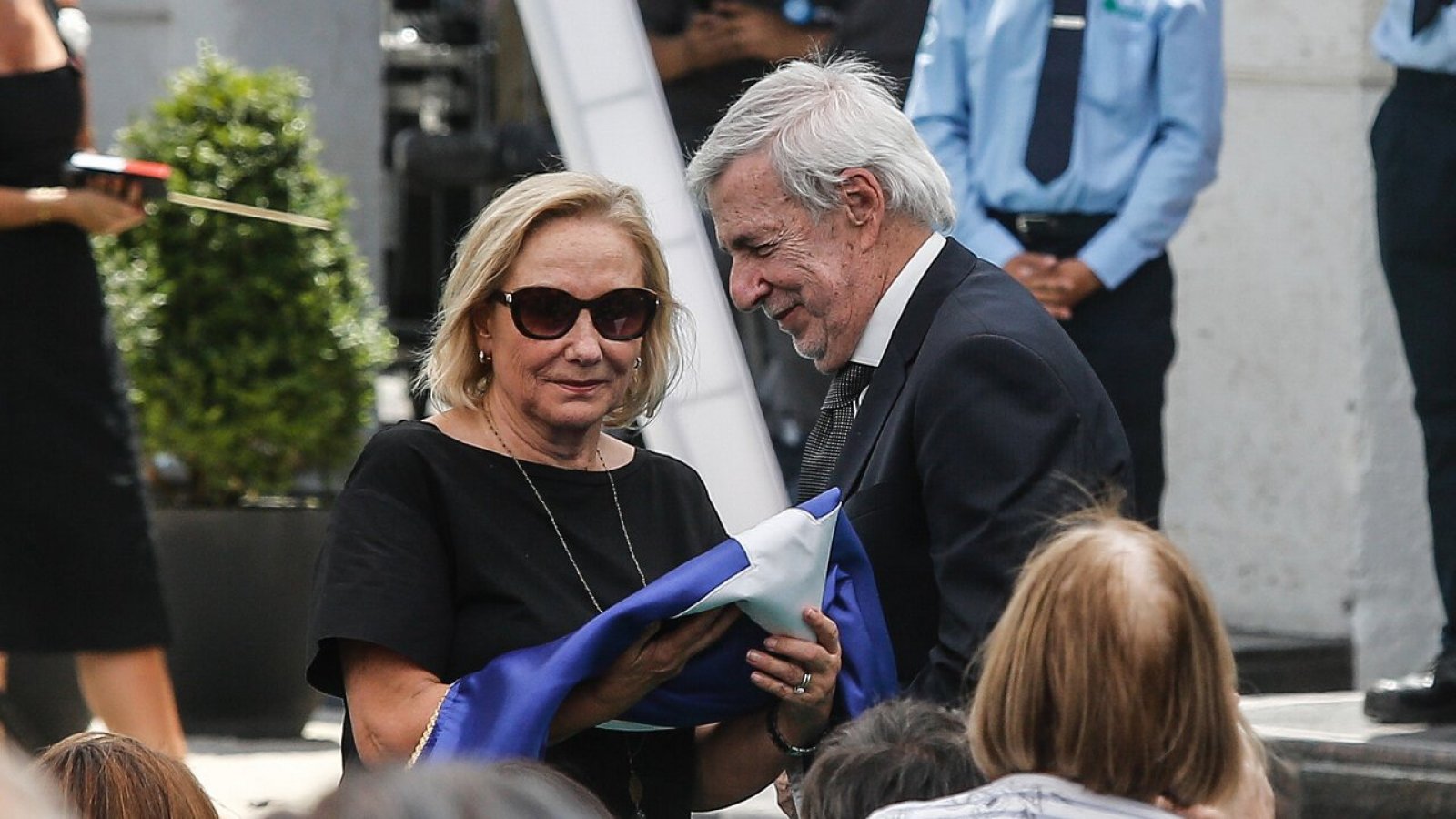 Canciller entrega bandera chilena a Cecilia Morel, viuda del expresidente Piñera
