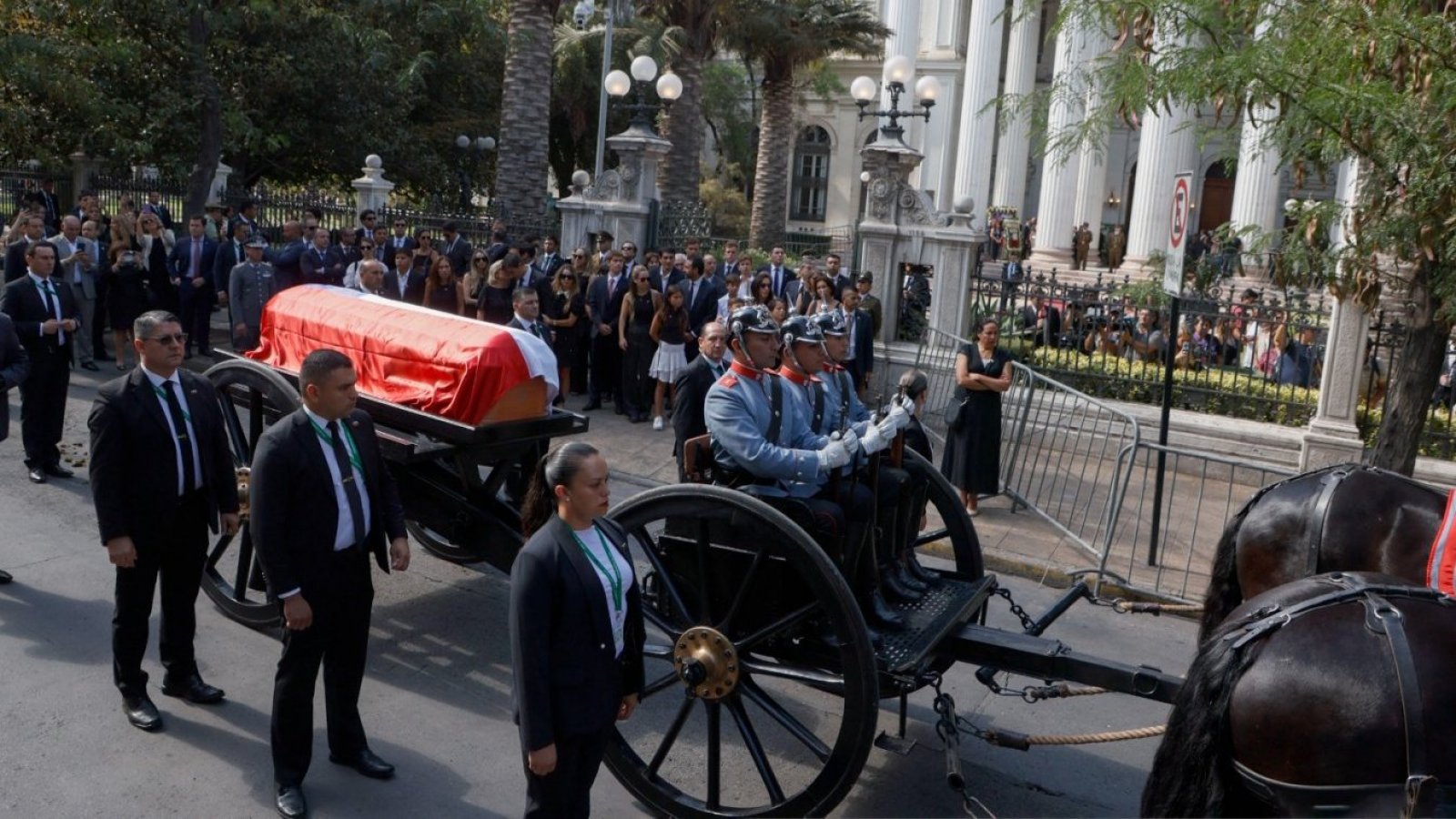 Así fue el recorrido del cortejo fúnebre del expresidente Piñera a la Catedral de Santiago
