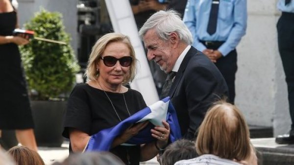 Canciller entrega bandera chilena a Cecilia Morel, viuda del expresidente Piñera