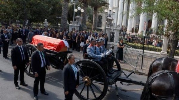 Así fue el recorrido del cortejo fúnebre del expresidente Piñera a la Catedral de Santiago

