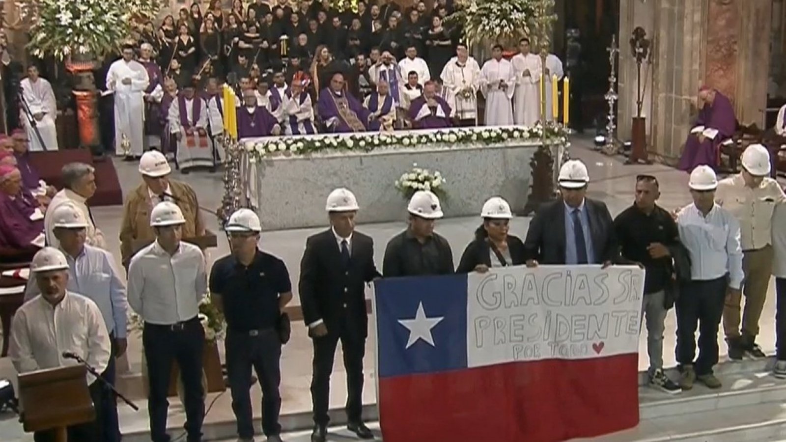 "Carta de despedida para un gran líder": "Los 33" expresan su homenaje durante misa fúnebre del expresidente Piñera
