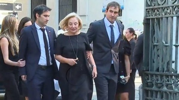 Familia Piñera Morel llegan al ex Congreso para encabezar funeral de Estado del expresidente
