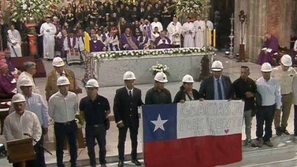 "Carta de despedida para un gran líder": "Los 33" expresan su homenaje durante misa fúnebre del expresidente Piñera

