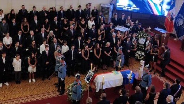 La solemne entonación del Himno Nacional que marcó el homenaje al expresidente Piñera en su funeral
