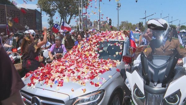 El homenaje popular: Multitudinaria despedida de las floristas en la Pérgola
