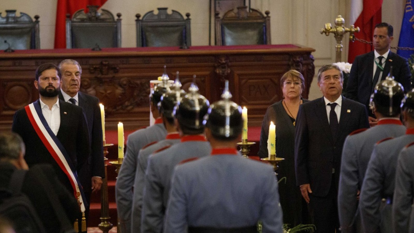 Presidente Boric, Frei y Bachelet realizan guardia de honor al fallecido exmandatario Sebastián Piñera
