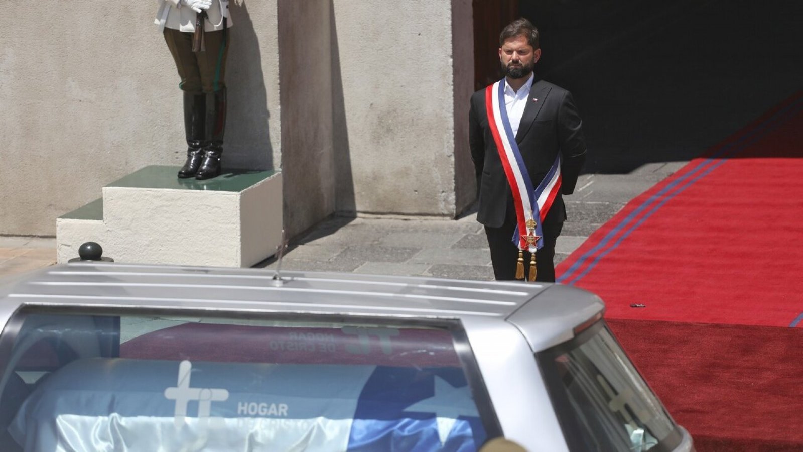 Presidente Boric rinde honores al exmandatario Piñera en La Moneda
