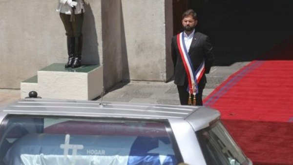 Presidente Boric rinde honores al exmandatario Piñera en La Moneda
