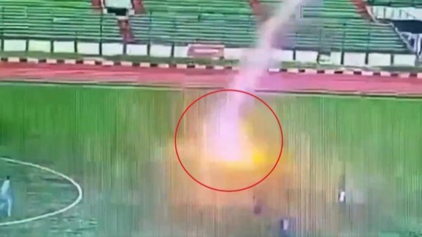 Video muestra cómo un jugador muere tras ser impactado por un rayo en Indonesia