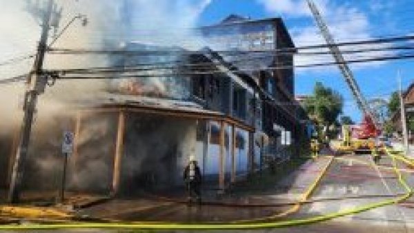 Confirman tres fallecidos en incendio de mall chino en Puerto Varas
