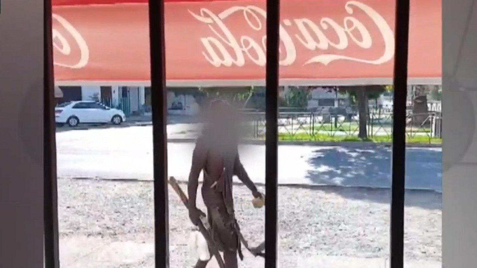¡Vecinos en alerta! Violento sujeto amenaza a un barrio completo en San Miguel
