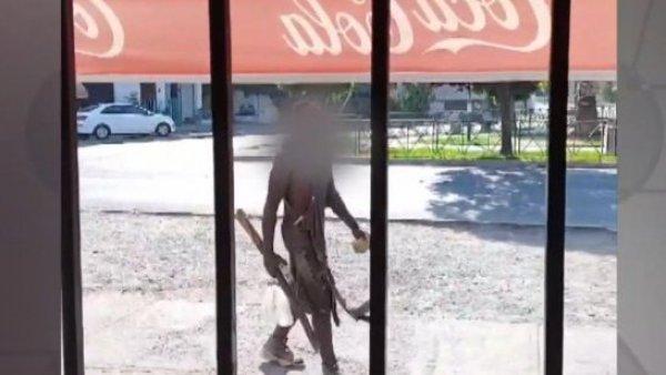 ¡Vecinos en alerta! Violento sujeto amenaza a un barrio completo en San Miguel
