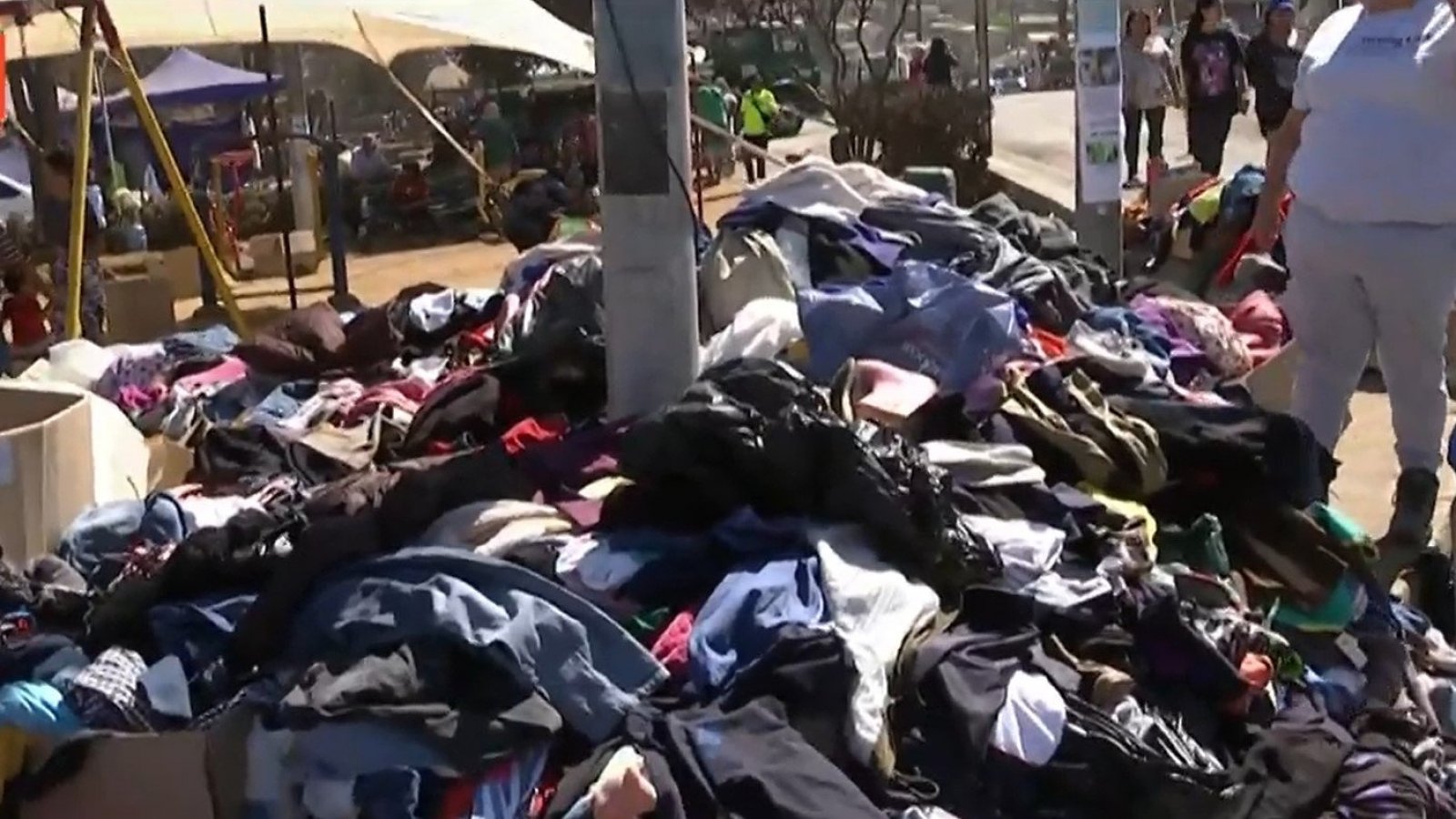 ¡No sean así! Denuncian donación de ropa en mal estado a damnificados de incendios
