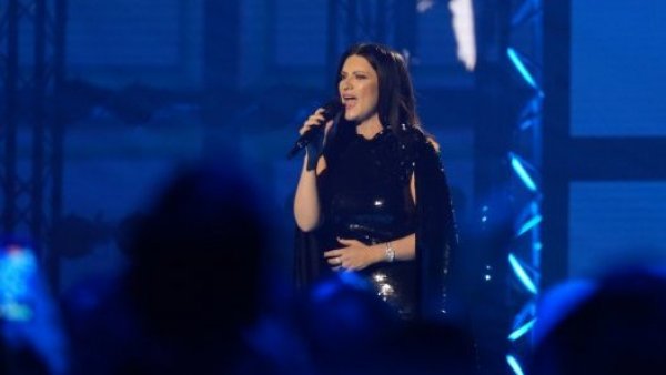Detienen a hombre que disparó a las puertas de un show de Laura Pausini en París
