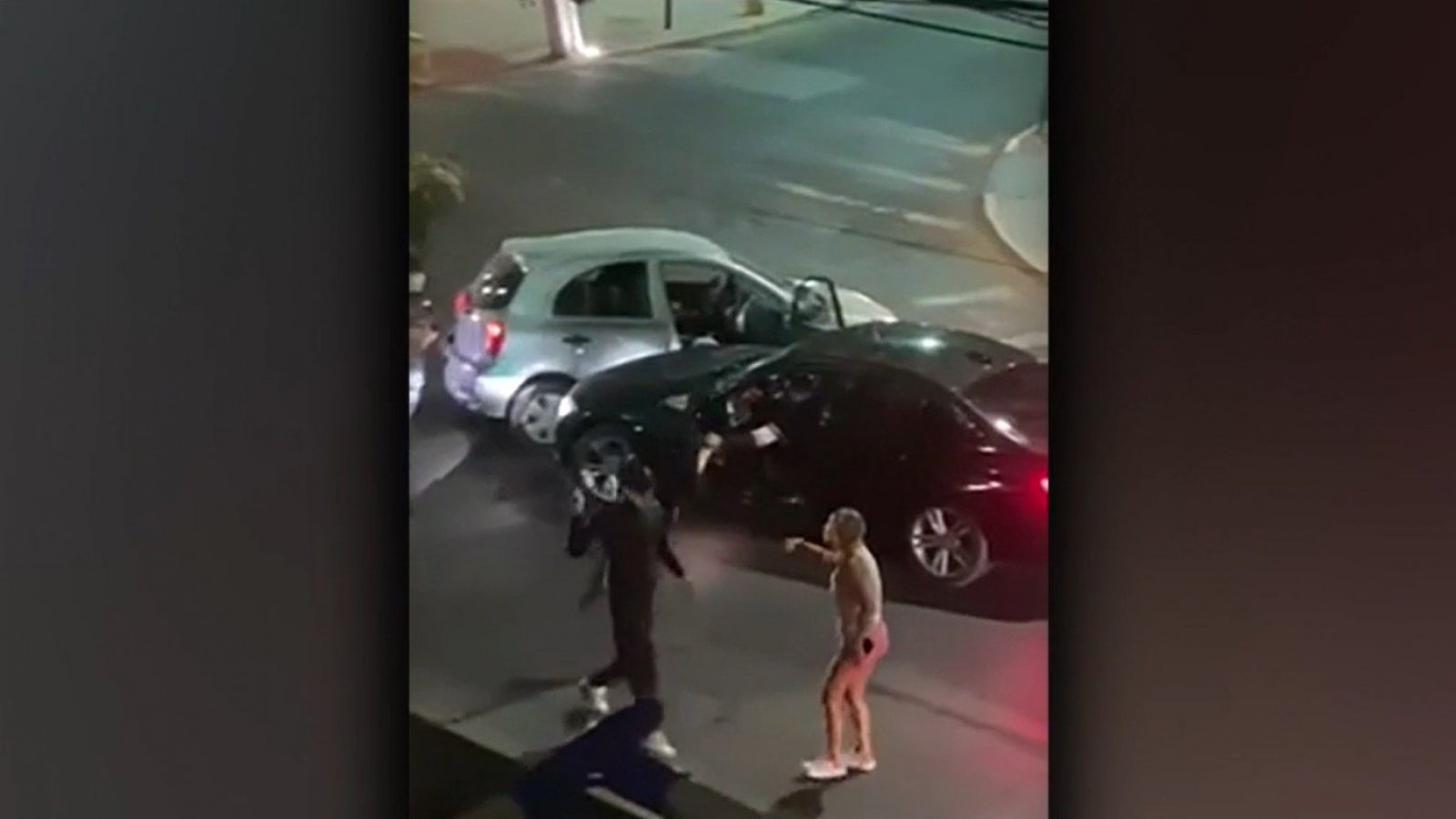 ¡Cobardes! Delincuentes amenazan violentamente con llave de cruz a mujer para robar su auto
