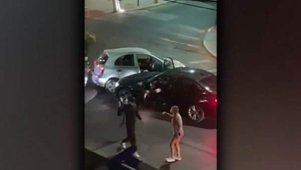 ¡Cobardes! Delincuentes amenazan violentamente con llave de cruz a mujer para robar su auto
