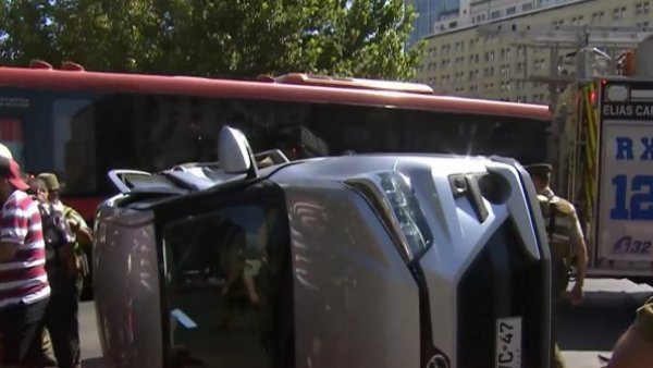 Automóvil quedó volcado: Impactante accidente al frente de La Moneda
