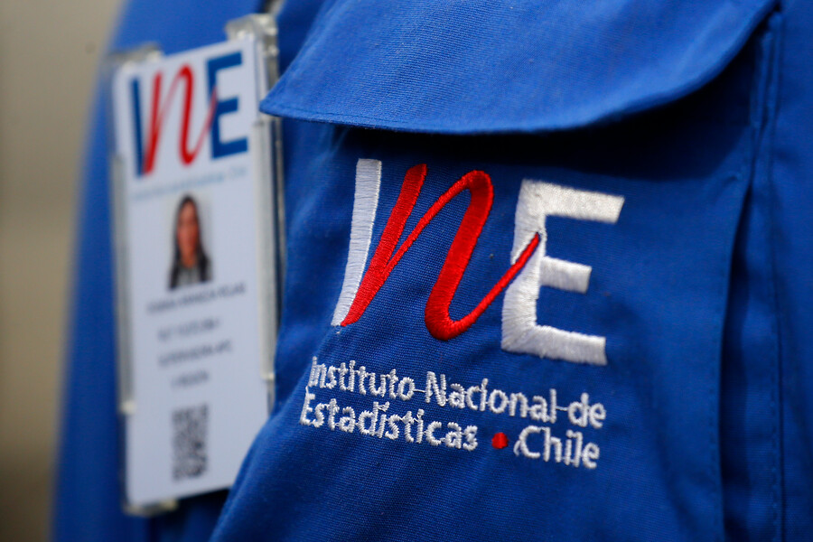 INE. Logo. Persona con chaqueta. 