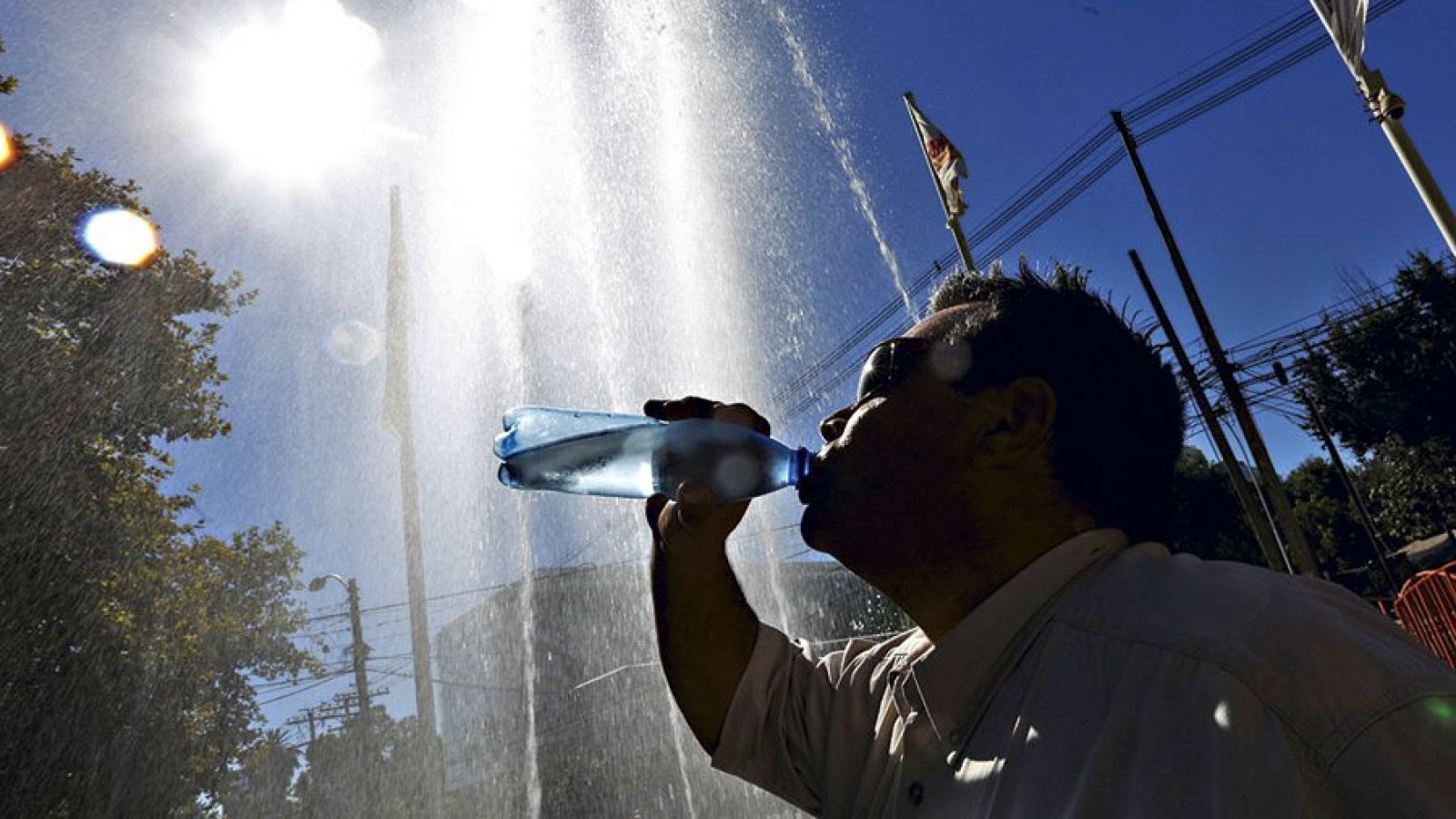 Calor. Hombre tomando agua.